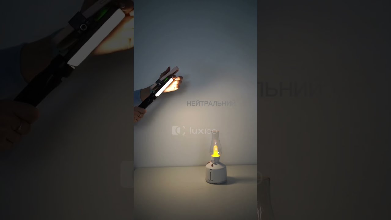 Портативне накамерне відеосвітло з білою підсвіткою на тринозі