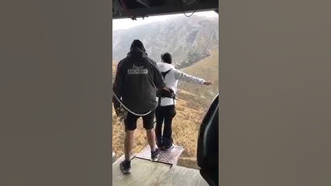 Il oublie de l'attacher lors d‘un saut à l’élastique (FAKE)