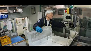 【横浜の氷屋「三光商会」】匠の技135㎏の純氷が一瞬でスティック氷に‼
