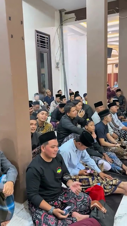 Sebelum mulai pengajian mendengarkan musik reggae dulu yg dinyanyikan oleh Den Basito