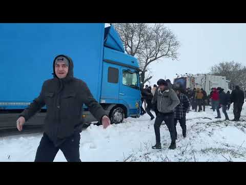 Suceava a fost abandonată sub nămeți! Oamenii se luptă singuri ca să ajungă acasă la copii!