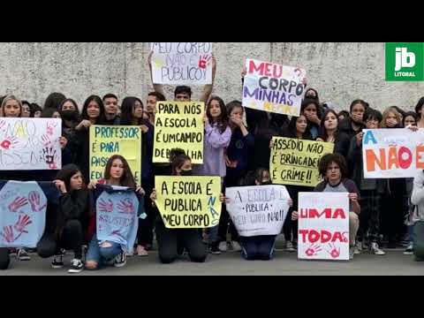 Alunos protestam contra professor em frente ao Núcleo de Educação em Paranaguá