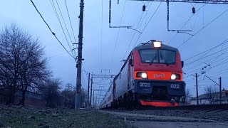 ЭП20-022 с двухэтажным поездом "Кавказ" Москва-Кисловодск прибывает на ст.Мин-Воды и прив.бригада.