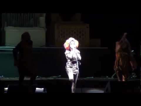 Bjork - Army of me (Lollapalooza, Chile 2012)