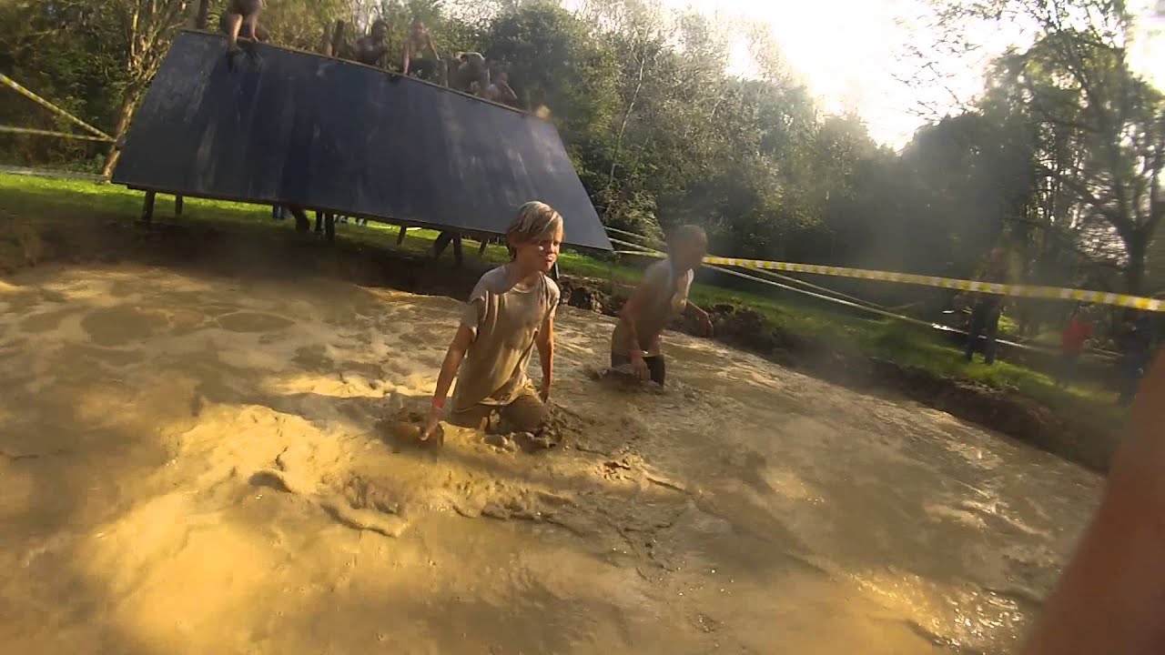 De happy family de modder in (Color obstacle run). Woohaaa