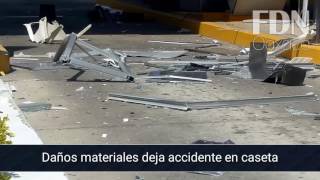 Torton se queda sin frenos y choca contra caseta de peaje