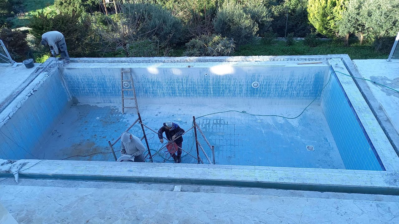Чем покрасить бассейн из бетона внутри - 98 фото