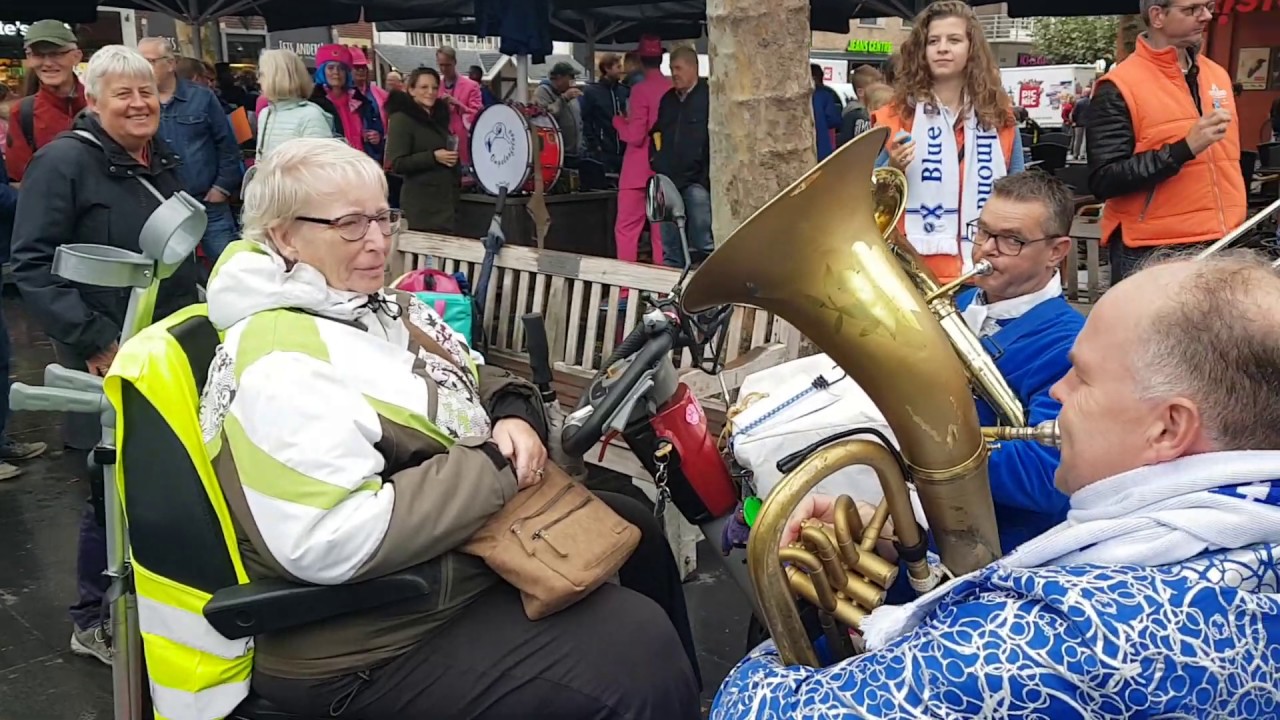 Blue Band brengt aubade aan toeschouwer  l  Blaasfestijn Helmond 2019