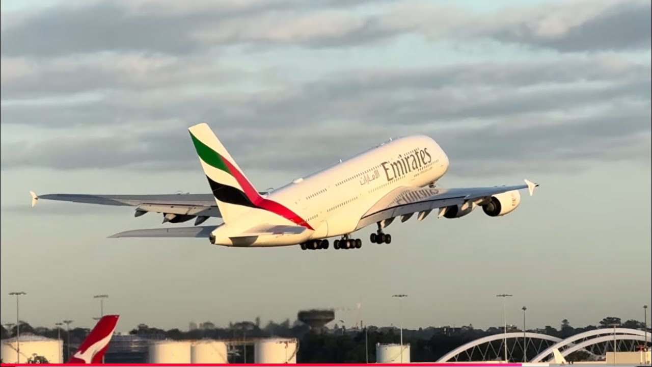 Emirates A380 depart Sydney 34L. Qantas A380, A330, Etihad B787-9 arrives. #planespotting 