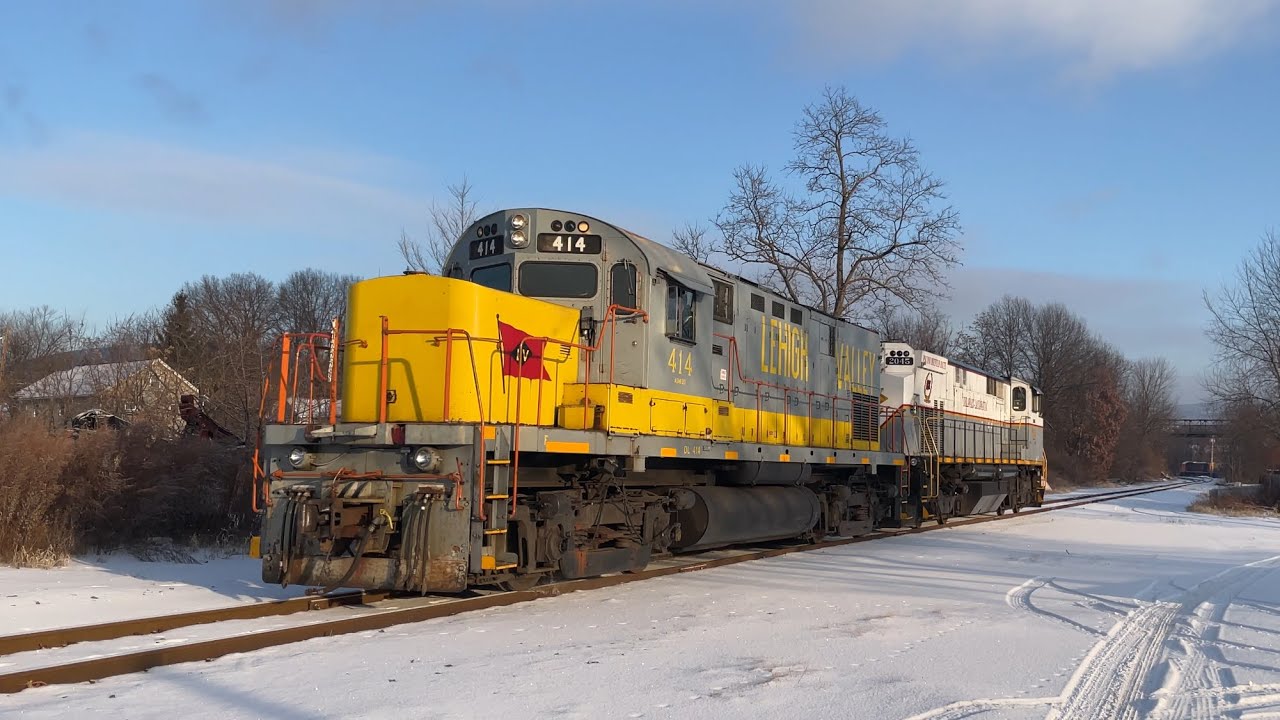 DL BR1 at Glenn St and approaching Bridge 60 with Lehigh Valley C420 414 and DL M420W 2045 on 1/4/26