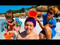 Bianca y su familia abren una heladería. Juegos en la playa para niños