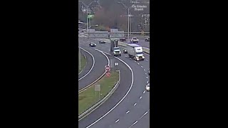 Dump truck hits overhead signs, shuts down I-70 West in Columbus