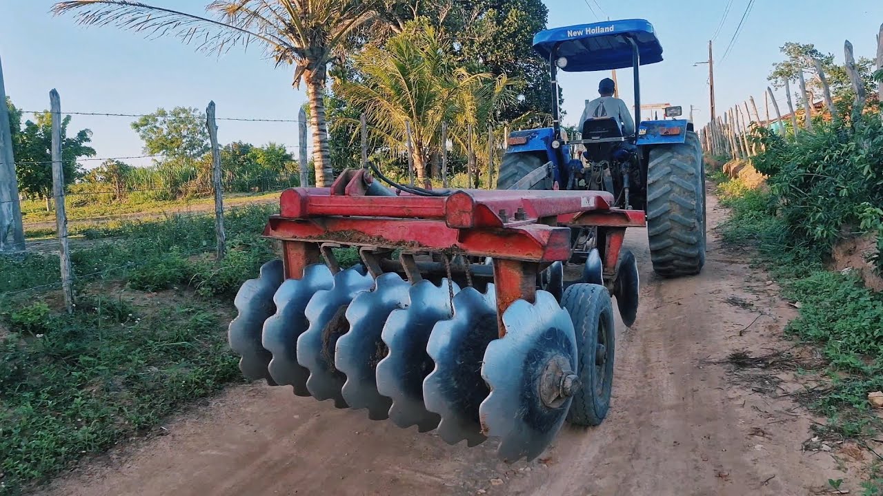Os tratorista do MF e do new holland voltando pra casa apos passar o dia todo gradeando terra