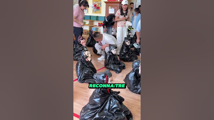 cet enseignant organise un jeu pour les parents d'élèves.