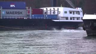 Gütermotorschiff auf dem Rhein festgefahren