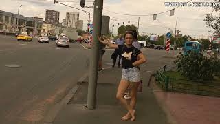 Anna Mostra Os Pés Sujos Por Andar Descalça Na Rua - City-Feet Video -
