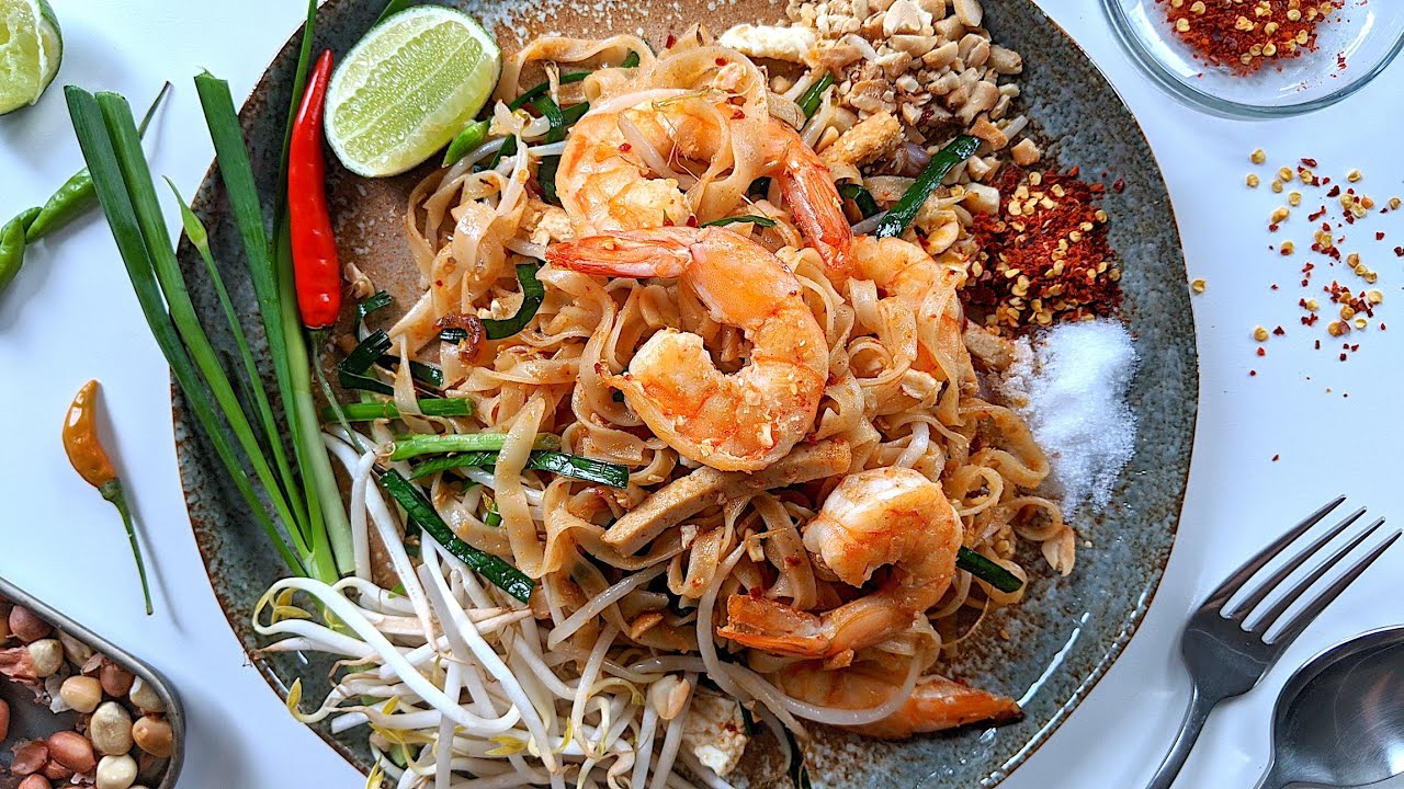 SHRIMP PAD THAI NOODLES RECIPE || HOW TO MAKE PAD THAI SAUCE FROM SCRATCH?