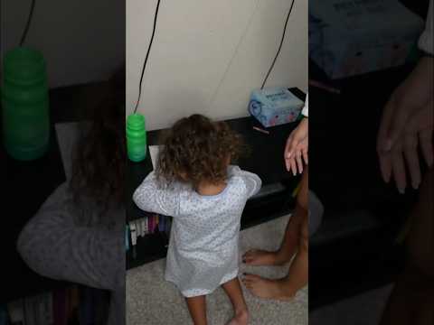 الأخت تتصرف بغرابة