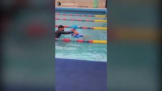 lleva a su hija a clases de natación