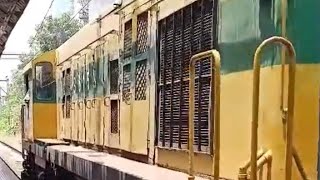 CHEESE YELLOW SHUNTER ENGINE SHUNTS EMPTY PARCEL TRAIN AT HALT STATION WDS6 36153