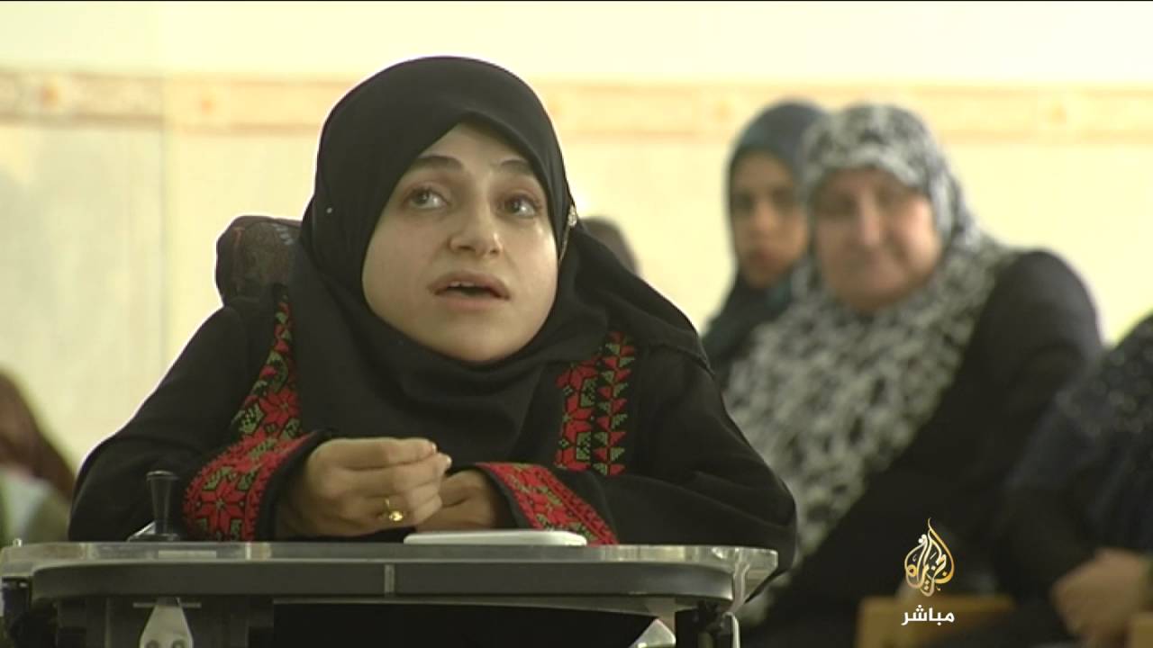 حكاية إيمان أبو صبحة .. مقعدة فلسطينية تعمل على تحفيظ القرآن للسيدات