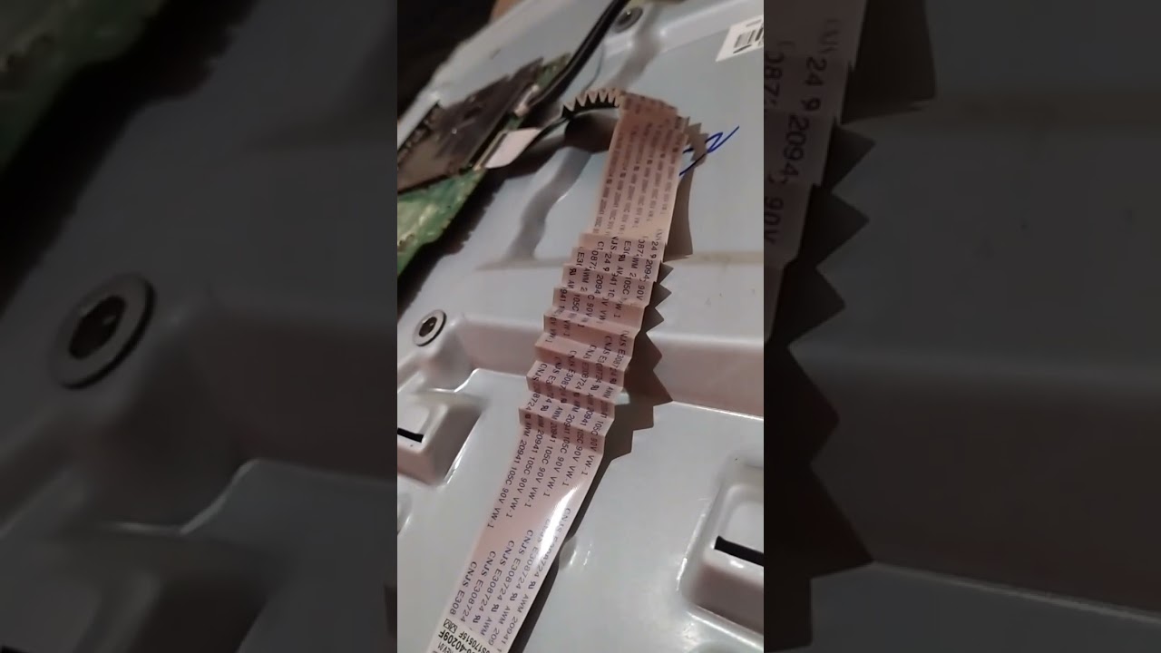 Tv Samsung un49k6500 com som sem imagem deixa 10 dias isola 15 cabo esquerdo da placa T com ficar ok