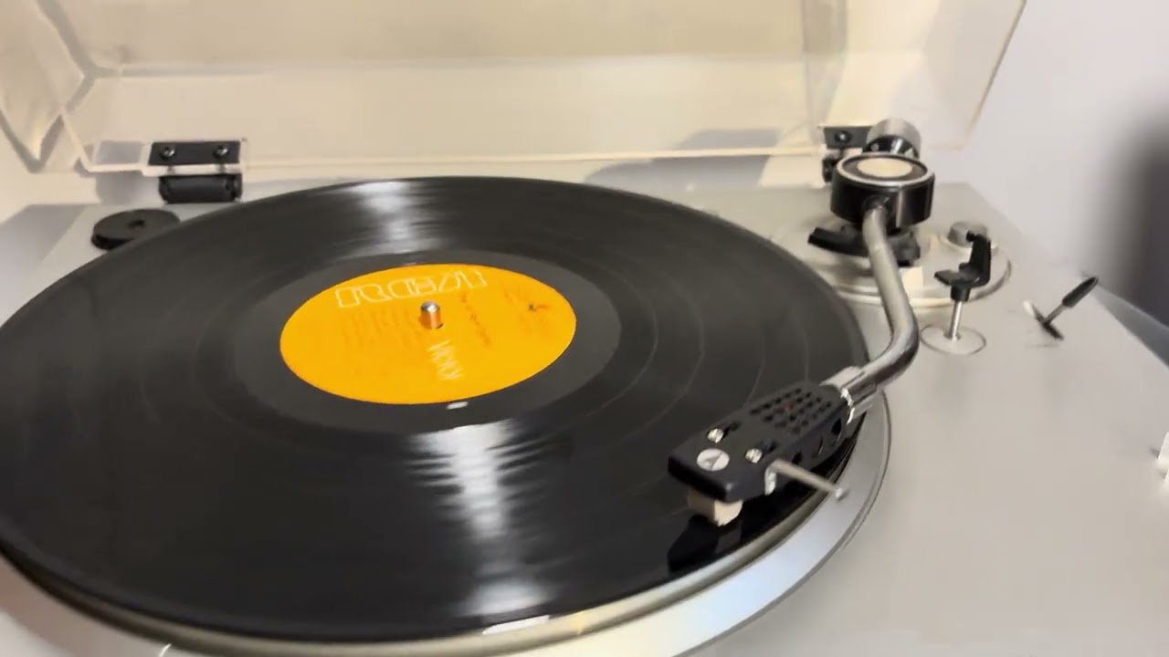 Sanyo TP-1005 A Semiautomatic Turntable (Japan) - YouTube