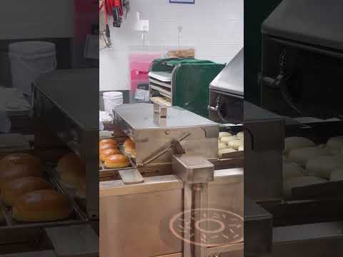   부산 도넛 극장 도넛 생산 과정을 볼수 있는 크리스피크림도넛 연산점 Krispy Kreme Doughnuts Shorts