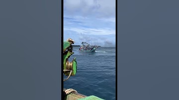 2 Tàu cá thúc nhau trên biển...