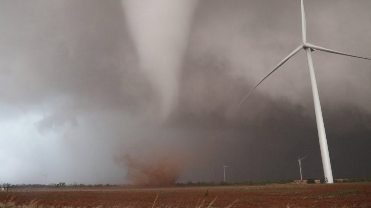 INCREDIBLE CLOSE RANGE TORNADO IN TEXAS - May 4th, 2022
