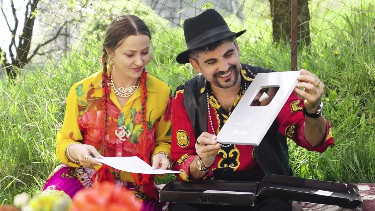 Unboxing de tip despachetare a plachetei de 100.000 subscrieri