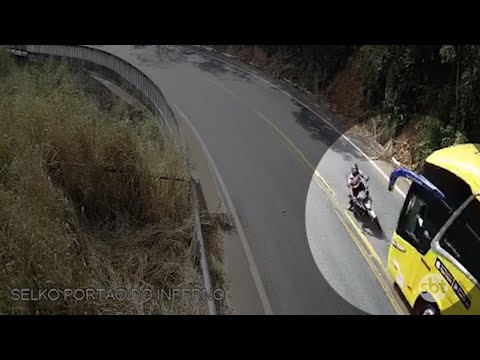 Vídeo mostra motociclista colidindo de frente com ônibus no portão do inferno em Chapada