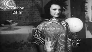 Modelos Mostrando Diseños De Vestidos Hechos Con Papel 1969