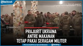 Prajurit Ukraina Tawanan Rusia Antre Makanan Tetap Pakai Seragam Militer