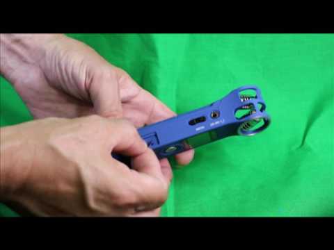 how to install your sd card and battery into the zoom h1 handy format card zoom h1
