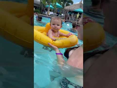 Niña Bailando en la piscina