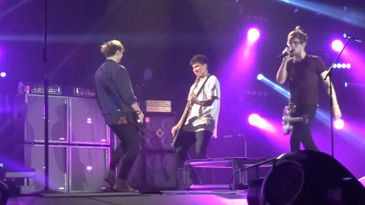 She's Kinda Hot - 5 Seconds Of Summer