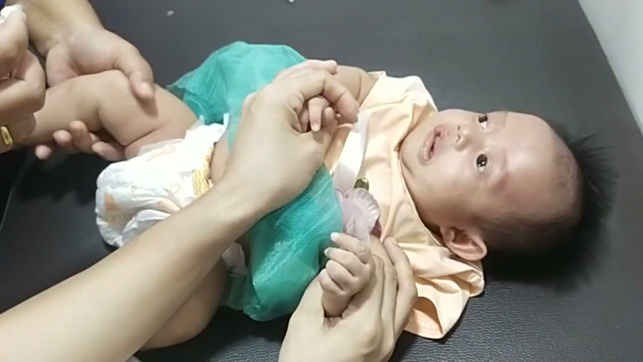 Disuntik paha kiri dan paha kanan, sebenarnya gak tega melihatnya