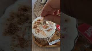 Am baut un Flat White cu scortisoara si sirop de artar din MEBA