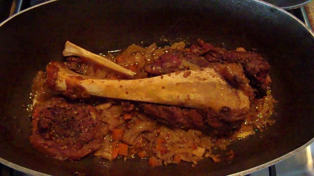 Приготовить кабана дикого в домашних. Мясо кабана приготовленное. Мясо кабана запеченное в духовке. Приготовление кабана целиком.