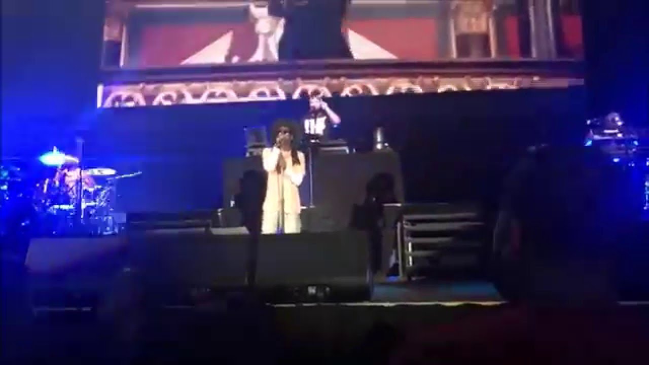 Lil Wayne performs 'Mirror' and 'Im Me' Live at the Dedication Tour ...