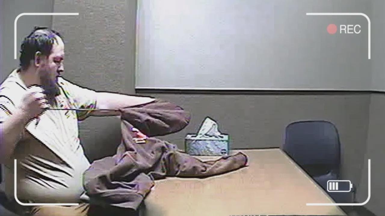 Riesiger Typ begeht riesigen Fehler im Verhörraum