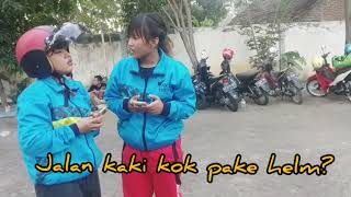 Jangan lupa pakai helm meski jlan kaki😂 || story WA (Parody)
