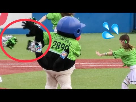 チアのポンポンを投げ捨ててしまうつば九郎🤣