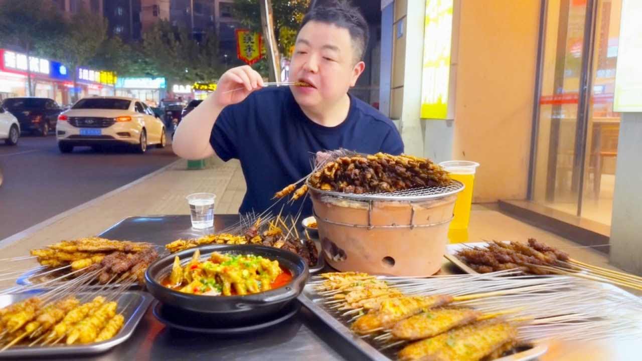 探索街头爆火烤串，满满一大桌还不到200元，具有浓浓的烟火气【五小区彭于晏】