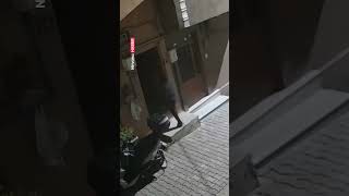 Bir kadın, evine gireceği sırada kendisini takip eden bir şüphelinin fiziksel tacizine uğradı.