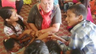 Csip Csip Csóka Nepáli Gyerekekkel Dhampusban Nepálban. Megtanítottam Nekik, S Eljátszottuk.