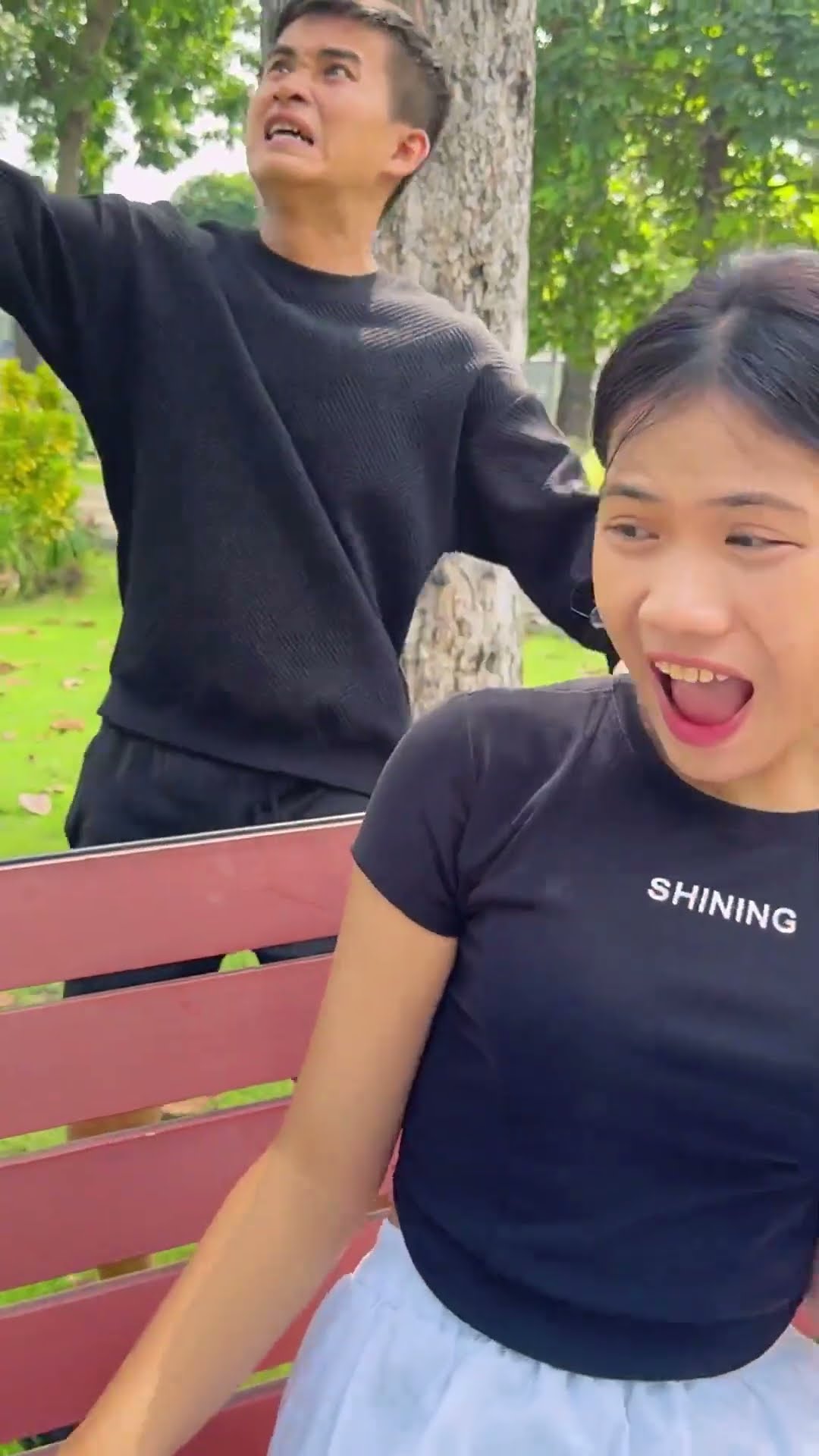LNS - Có con rắn phía sau cô gái || There is a snake behind the girl #shorts