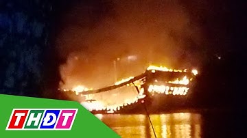 Hai tàu cá của ngư dân Quảng Ngãi bốc cháy dữ dội | THDT