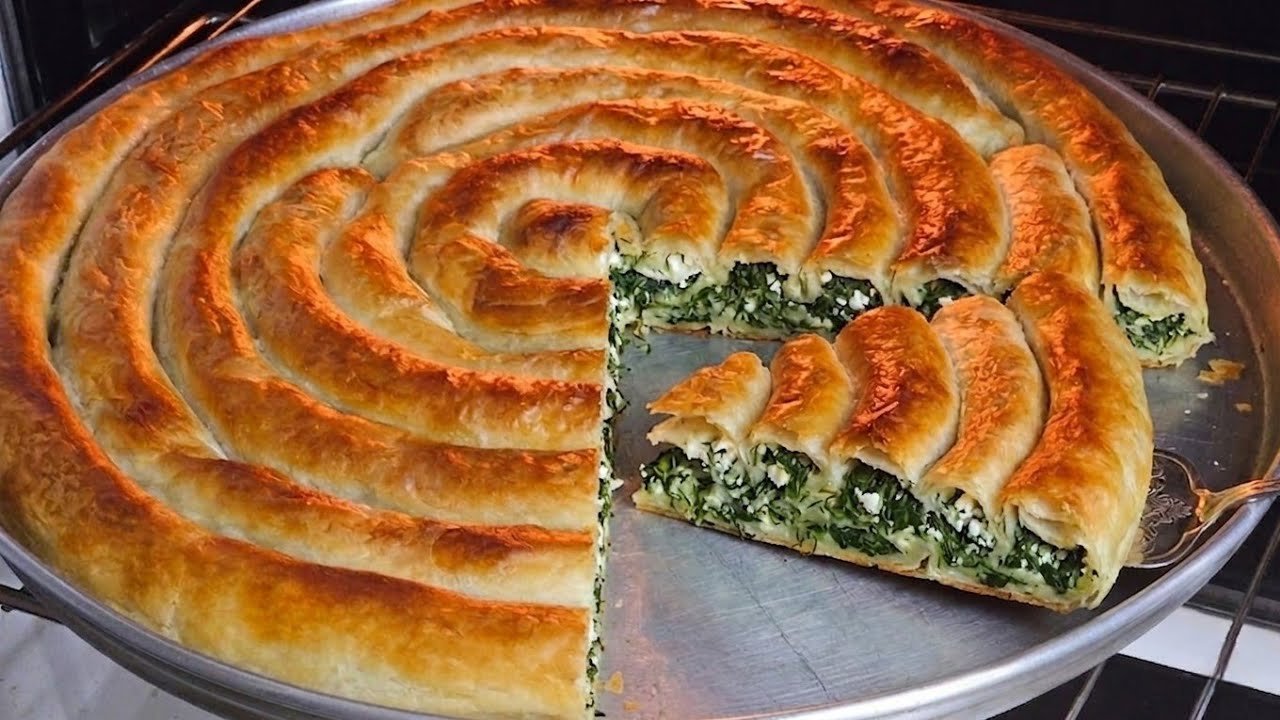 Tepsi Tepsi Kapışılan! Oklavasız Sırrı Sosunda El Açması lspanaklı Börek Tarifi